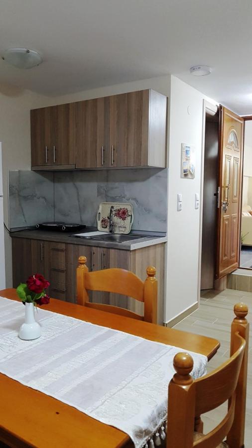 Fyllou Apartment アスプロヴァルタ エクステリア 写真