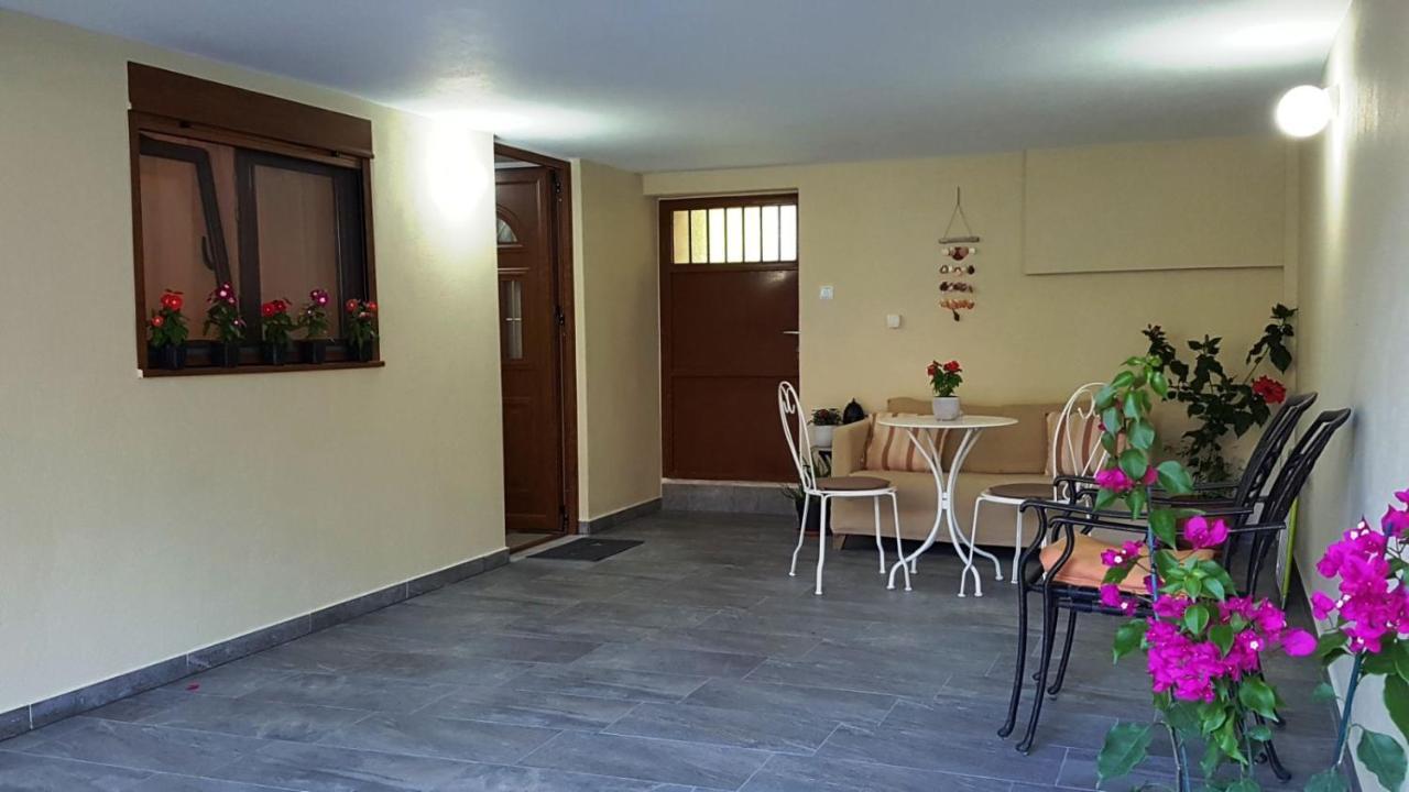 Fyllou Apartment アスプロヴァルタ エクステリア 写真