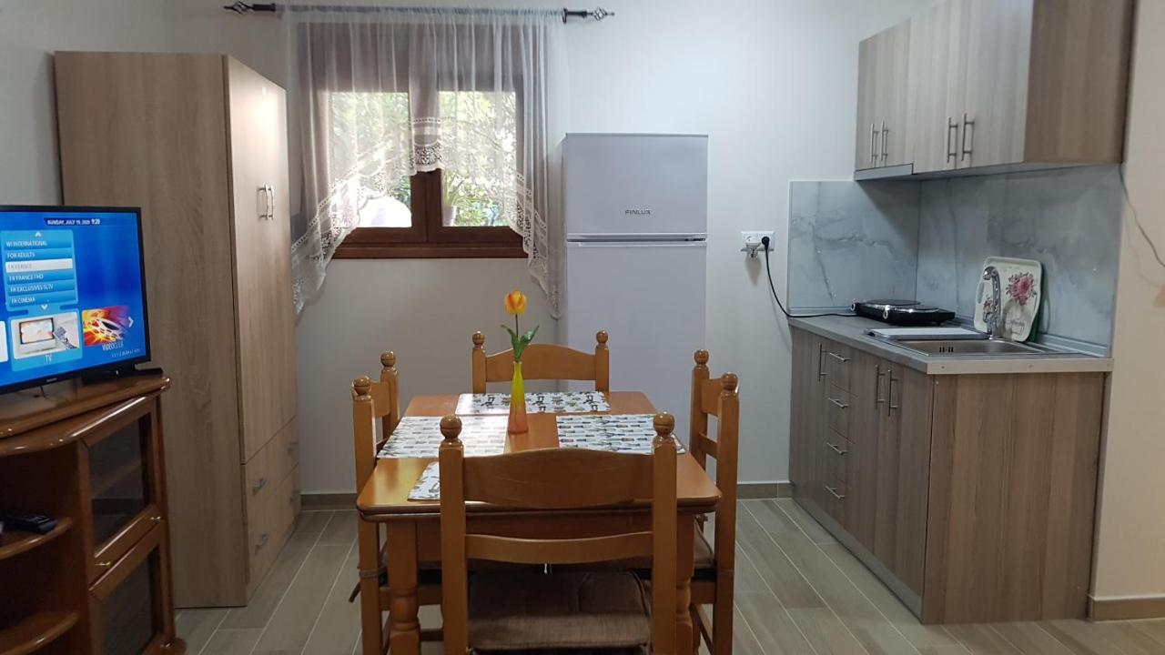 Fyllou Apartment アスプロヴァルタ エクステリア 写真