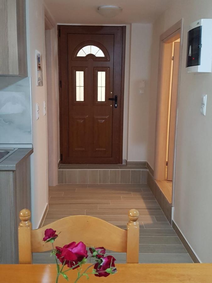 Fyllou Apartment アスプロヴァルタ エクステリア 写真